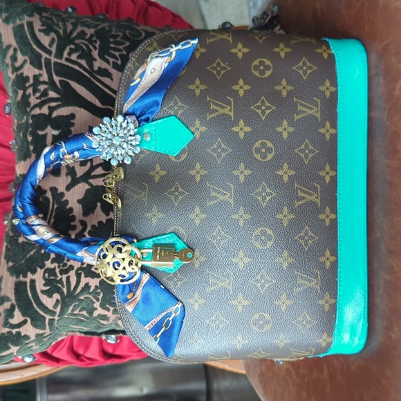 LOUIS VUITTON ALMA MONOGRAM Custom Painted Bag. - Picture 12 of 12